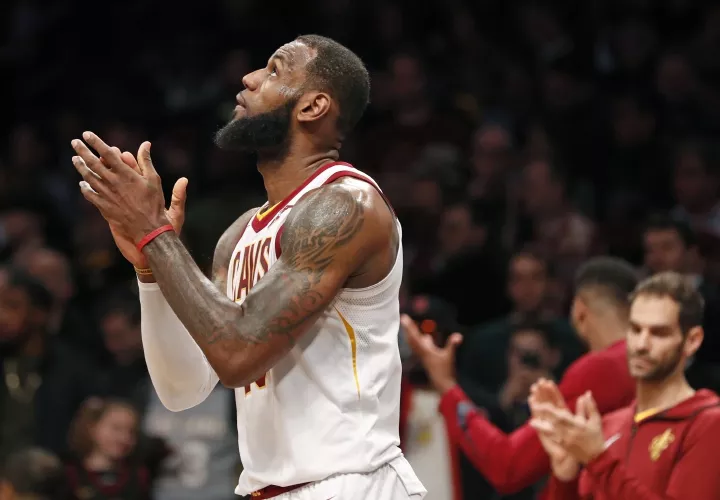 LeBron James recibe la ovación por llegar a 2,000 puntos. Foto: Foto AP