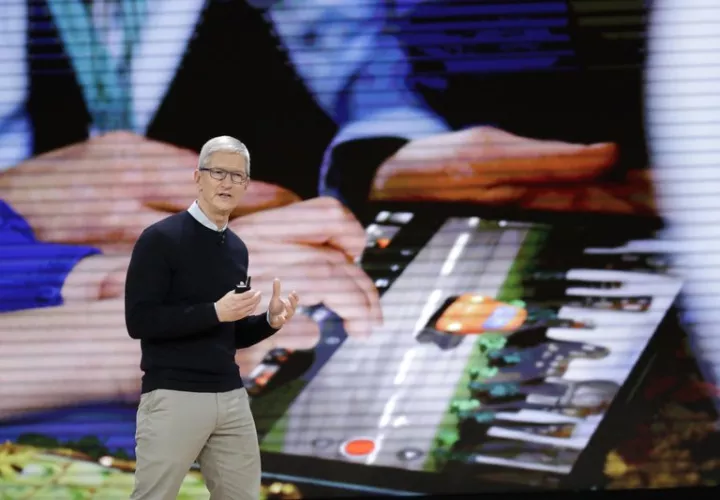 La compañía presentó su último iPad el martes en una escuela secundaria de Chicago para señalar un renovado énfasis en la educación.  AP