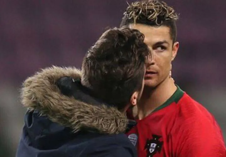 Momento en que el aficionado besa al jugador de Real Madrid, Cristiano Ronaldo. Foto: EFE