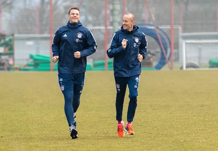 Manuel Neuer fue operado de una fisura en un pie en septiembre pasado y desde entonces está alejando las canchas. Foto: @FCBayern
