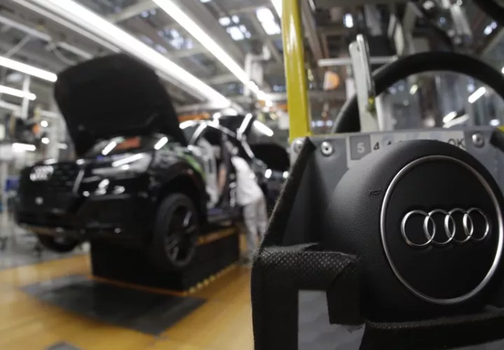 Los fabricantes de automóviles están agregando funciones de seguridad electrónicas avanzadas, ya que dan un paso más hacia un mundo de autos sin conductor. Foto: AP