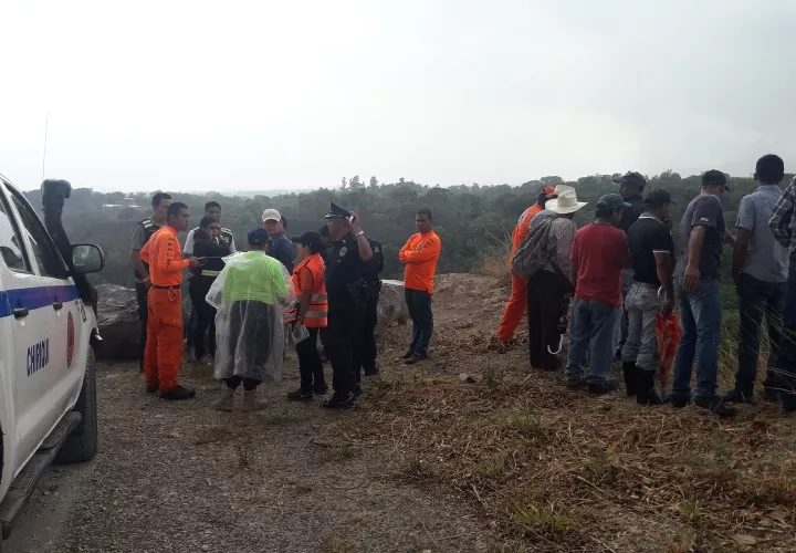 Cuando se realizó el levantamiento del cuerpo, llovía, lo que dificultó la tarea.