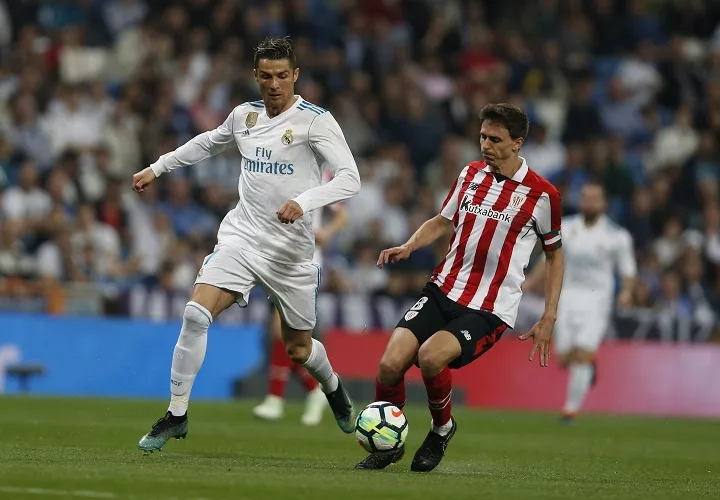 Cristiano Ronaldo domina el balón durante el partido con el Athletic de Bilbao. Foto: AP