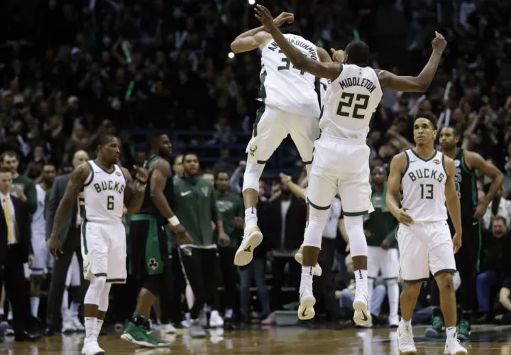 Giannis Antetokounmpo y Khris Middleton celebran después de la canasta ganadora. Foto: AP