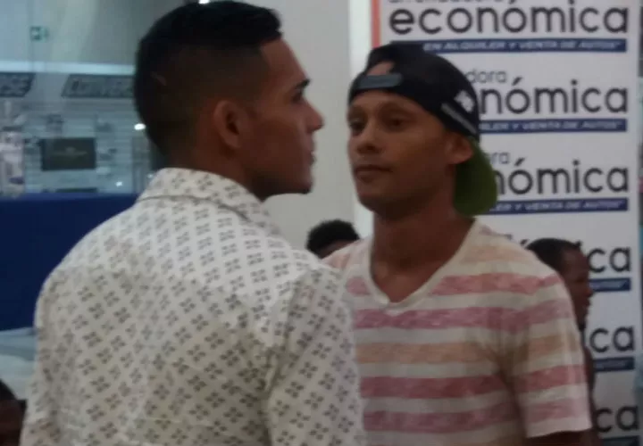 Josué Cedeño (izq.) y Henry Arrieta pelearán a 4 asaltos y 115 libras.