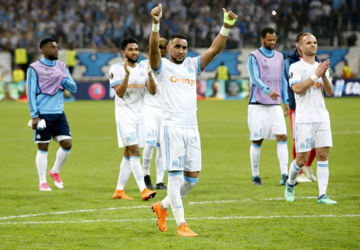 Dimitri Payet celebra con sus compañeros el triunfo alcanzado en el partido de ida de las semifinales de la Europa League. Foto: AP