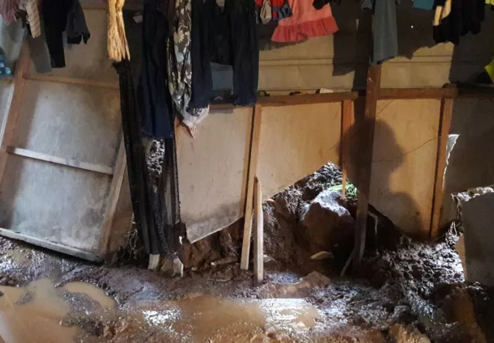 Parte de la vivienda quedó cubierta de tierra 