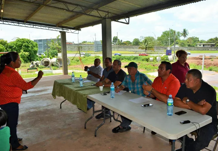 En la reunión participaron miembros de la comunidad, representante de la empresa minera y del Gobierno 
