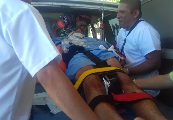 Imagen de cuando la víctima era llevada al hospital en David, Chiriquí, herida de gravedad.