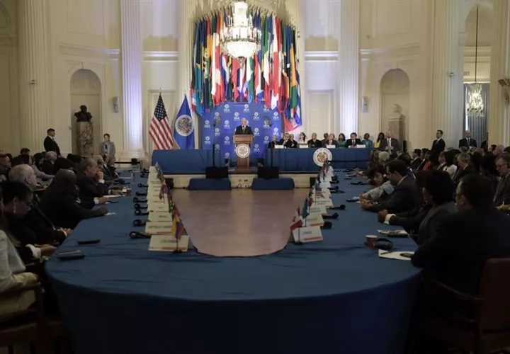 El vicepresidente de EE.UU., Mike Pence (c), habla durante una sesión extraordinaria protocolaria del Consejo Permanente de la Organización de Estados Americanos (OEA) hoy, lunes 7 de mayo de 2018, en Washington (EE.UU.). EFE