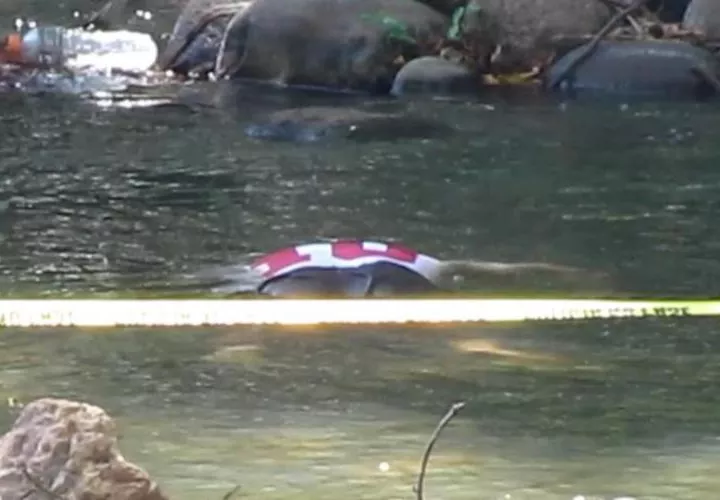 El cuerpo del joven quedó en el agua.