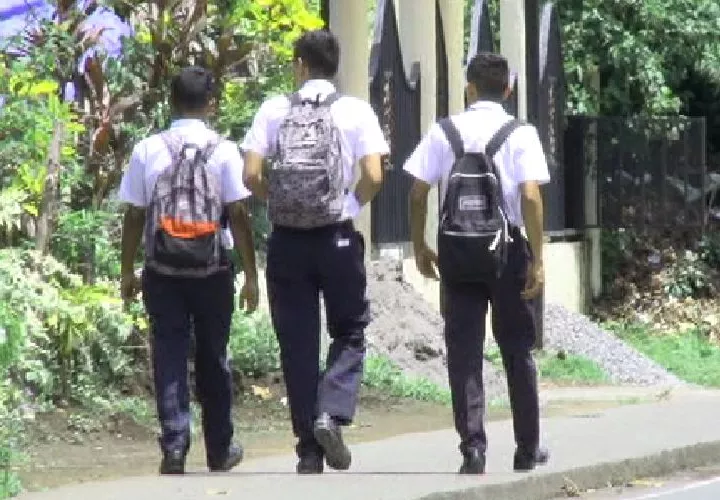 Los estudiantes son atacados cuando caminan hacia el colegio o hacia sus casas. Algunos han quedado hospitalizados.