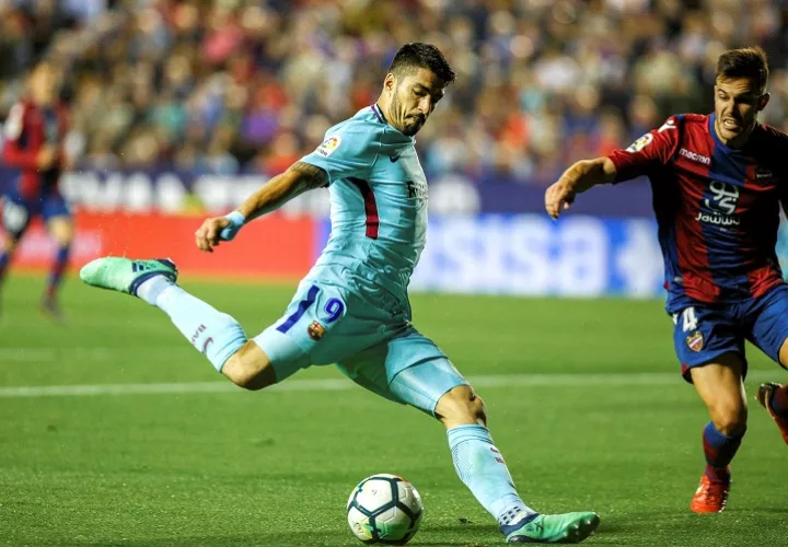 Luis Suárez, dispara a portería ante Roberr Pier, del Levante UD. Foto: EFE