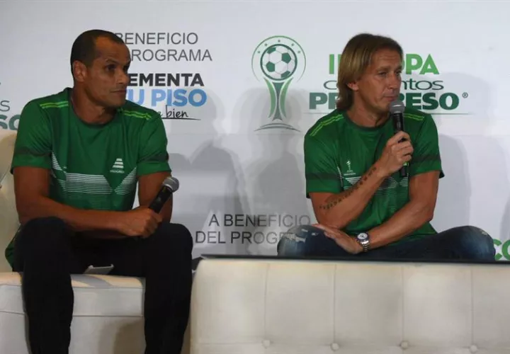 Los exfutbolistas Rivaldo (izq.) y Michel Salgado (dcha.) hablan durante una rueda de prensa ayer en Guatemala. Foto EFE