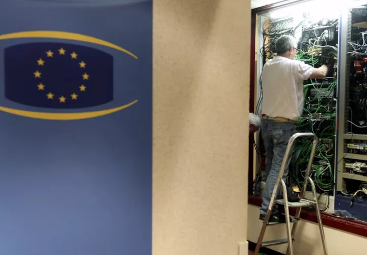 No mucho cambiará para ti, al menos de inmediato; las empresas seguirán recopilando y analizando datos personales desde su teléfono, las aplicaciones que usa y los sitios que visita. Foto: AP