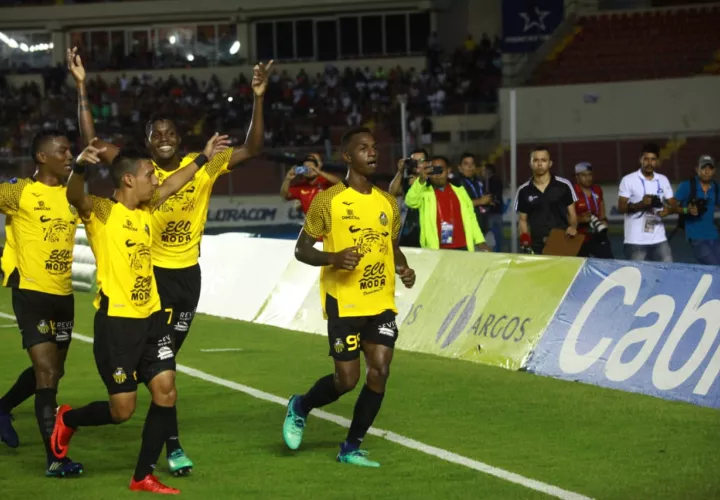 Omar Browne (99), volante del CAI, celebra su gol frente al Tauro. /Anayansi Gamez