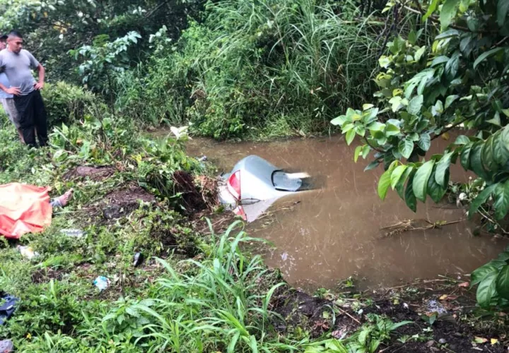 Vista general de cómo quedó el vehículo sumergido en el agua. RFoto: @TraficoCPanama