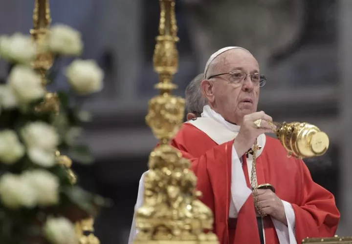 El papa Francisco distinguió a estos tres últimos prelados mayores de 80 años -un arzobispo, un obispo y un religioso- que no serían electores en un hipotético cónclave para elegir papa y les distinguirá con la púrpura por &quot;su servicio a la Iglesia&quot;. EFE