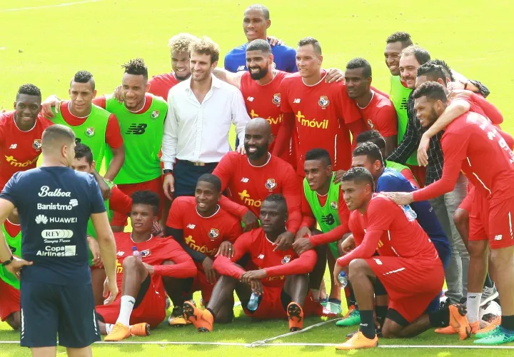 Jugadores de la selección panameña con los visitantes de lujo en el entreno de ayer. Foto: Anayansi Gamez