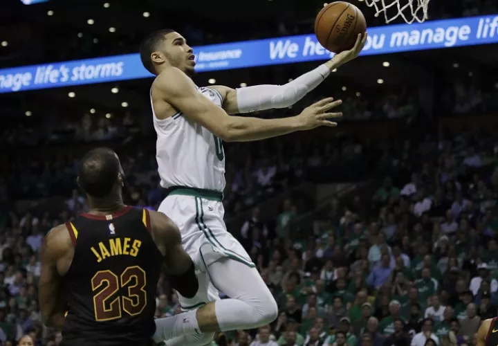 El novato Jayson Tatum anotó 24 puntos.AP