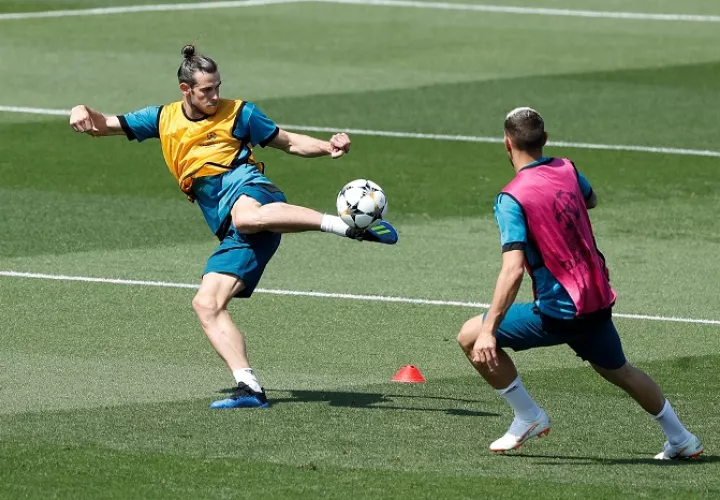 El delantero galés del Real Madrid Gareth Bale (i), durante los entrenamientos.EFE