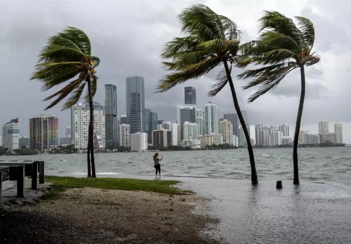 Las previsiones de la agencia estadounidenses de cara a la temporada en la cuenca atlántica, que afecta durante seis meses a EE.UU., el Caribe y México, apuntan además a la formación de 10 a 16 tormentas tropicales. EFE/Archivo