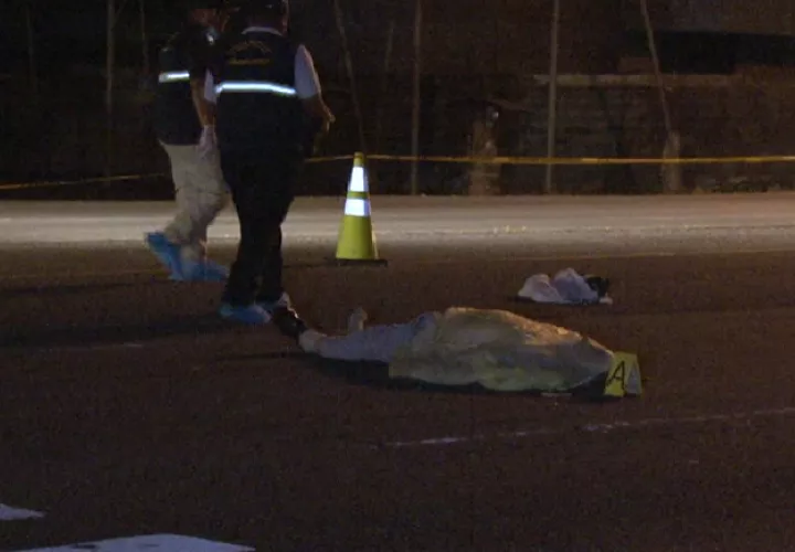 El cuerpo de la víctima quedó tendido en la vía. Foto: Mayra Madrid