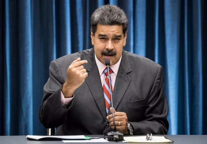 El presidente de Venezuela, Nicolás Maduro, habla durante una reunión con los dueños y directores de medios de comunicación en Caracas (Venezuela). EFE