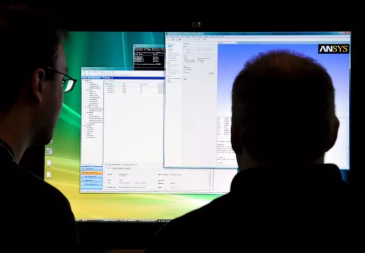 Dos técnicos observan la pantalla de un superordenador en Dresde (Alemania). EFE/Archivo