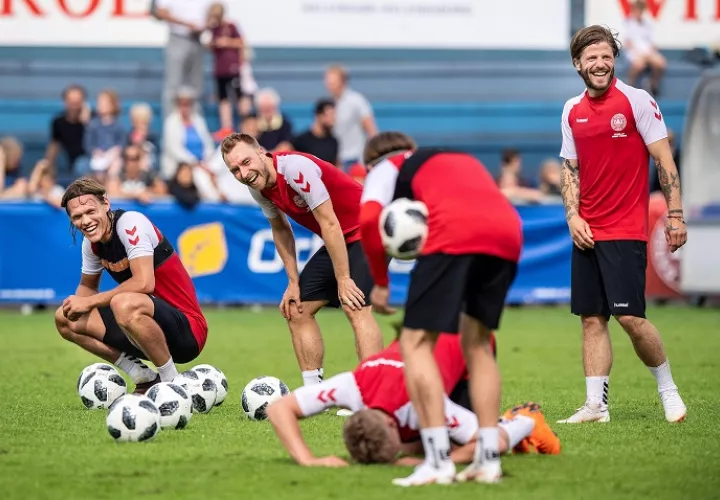 El centrocampista danés Christian Eriksen asiste a una sesión de entrenamientos de la selección en Helsingoer, Dinamarca./EFE