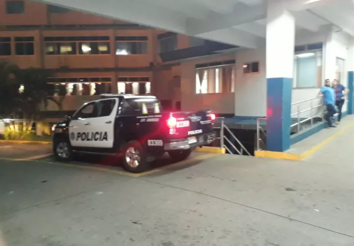 Vista general de los oficiales de la afuera del hospital de David. Foto: José Vásquez Archivo