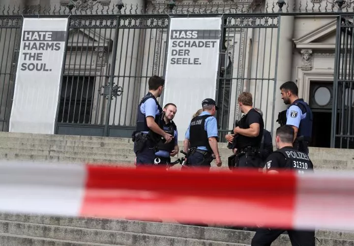 Policías vigilan la catedral. FOTO AP