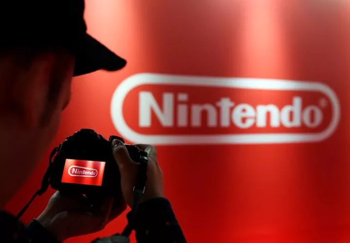 Miembro de la prensa toma una fotografía a un logo del Nintendo antes del inicio de la presentación oficial del Nintendo Switch 2017. EFE/Archivo