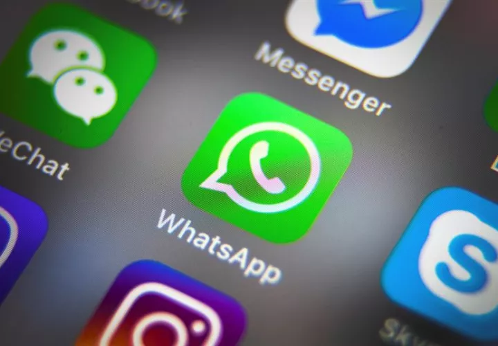 El fabricante alemán de neumáticos y componentes automovilísticos Continental ha prohibido a sus empleados el uso de aplicaciones de redes sociales como WhatsApp y Snapchat en los móviles de la empresa por la protección de datos. EFE/Archivo
