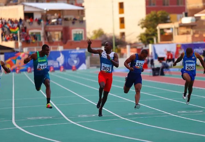Alonso Edward (centro) celebra su victoria. Foto: Comité Olímpico de Panamá