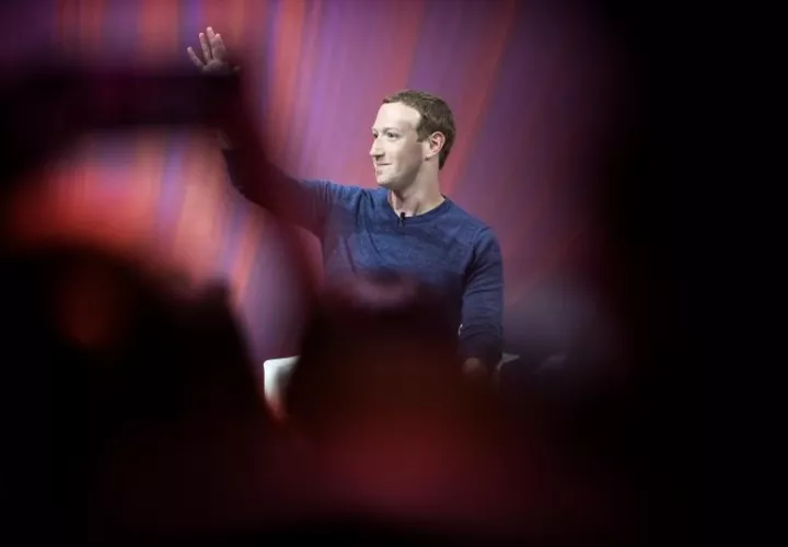 El fundador de Facebook, Mark Zuckerberg, pronuncia su discurso durante la Convención VivaTech 2018 en París, Francia, el 24 de mayo de 2018. EFE/Archivo