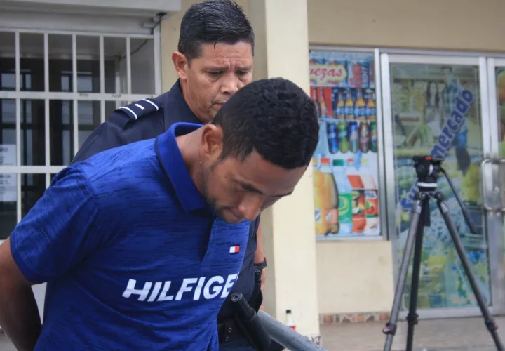 Imagen de la salida del acusado de la audiencia por el homicidio en perjuicio del abogado. 