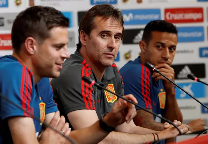 El seleccionador español, Julen Lopetegui (c) junto a los jugadores César Azpilicueta (i) y Thiago Alcántara durante la rueda de prensa ofrecida hoy en Krasnodar. Foto EFE
