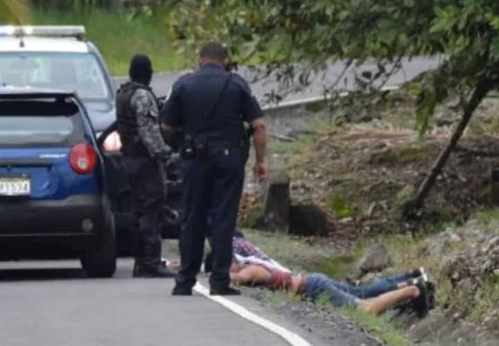 Los uniformados ubicaron dos armas de fuego no muy lejos de donde se logró la aprehensión de los sospechosos. Foto: Mayra Madrid