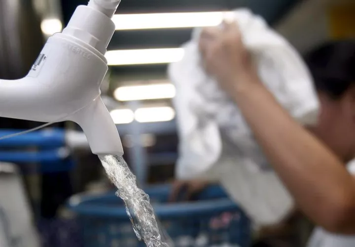 Este mecanismo captura el agua que se evapora de las torres de refrigeración de las centrales eléctricas y tiene el objetivo de convertirse en una &quot;fuente limpia y segura&quot; de agua potable para las ciudades costeras, señalaron los autores. EFE / Archivo