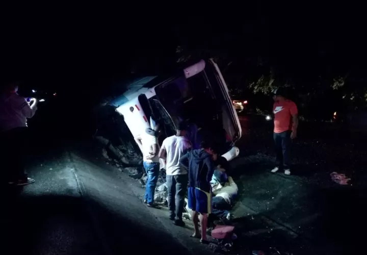 El vehículo quedó en la cuneta que divide los cuatro carriles.  /  Foto: Elena Valdez