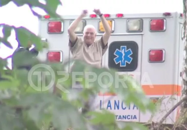 Expresidente Ricardo Martinelli saluda efusivo, desde los predios de la cárcel El Renacer, a la batería de periodista que se dieron cita para cobertura de su llagada a Panamá. Foto: @TReporta