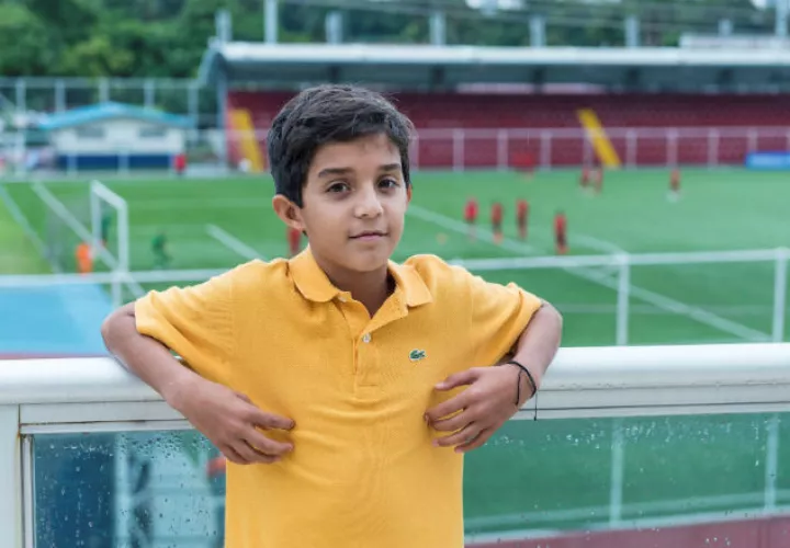 Diego Birbragher es uno de los niños que participa del programa Football for Friendship.