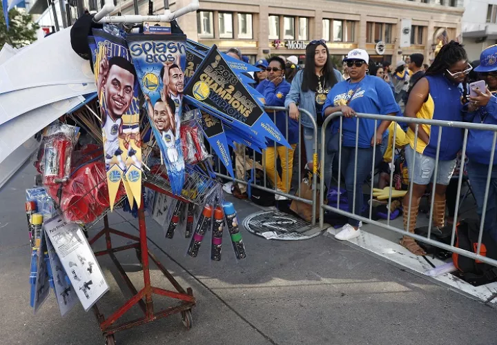 Los seguidores de los Warriors durante el desfile en honor al campeón de baloncesto de la NBA. Foto: AP