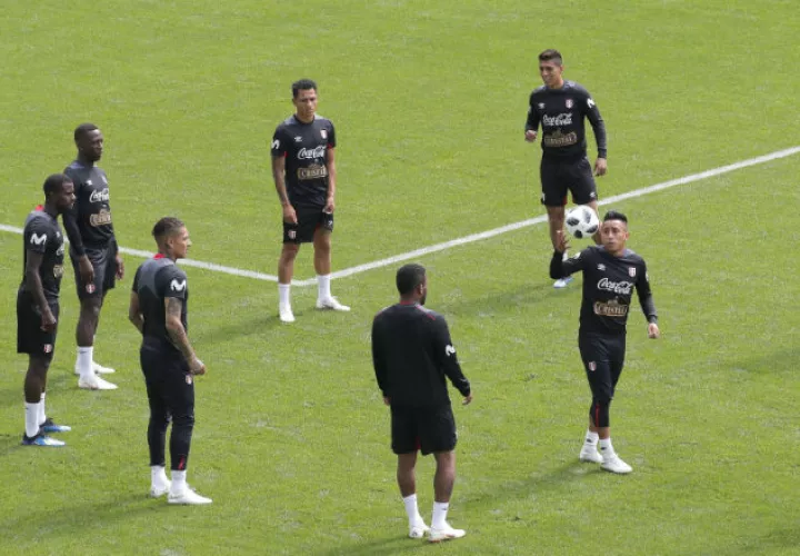 Los jugadores de la selección de Perú, durante el entrenamiento. Foto: EFE