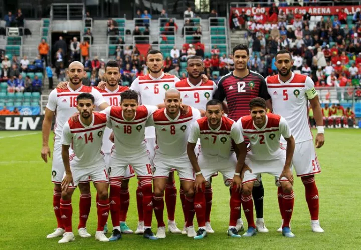 La selección nacional de Marruecos tomó hoy contacto con la alfombra verde del impresionante estadio de San Petersburgo. Foto EFE