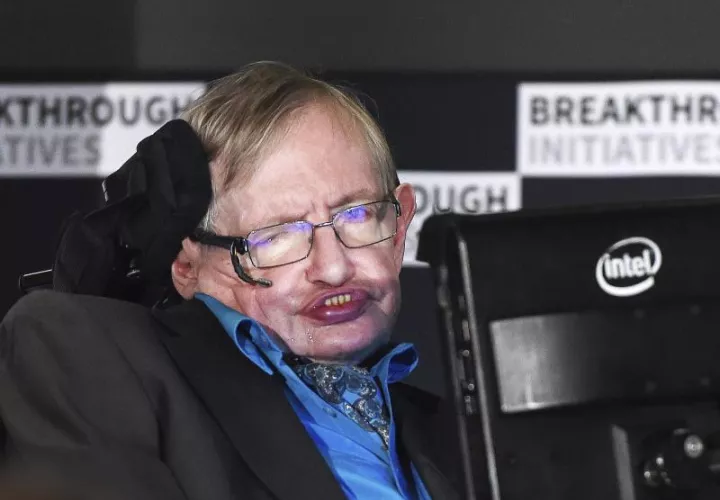 El científico británico Stephen Hawking comparece en rueda de prensa para anunciar una nueva iniciativa científica global con la que pretenden buscar vida civilizada en el universo, en Londres (Reino Unido). EFE/Archivo