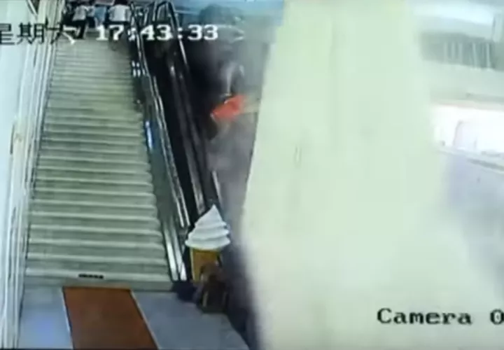 Captura de video donde se aprecia el desplome del cielo raso.