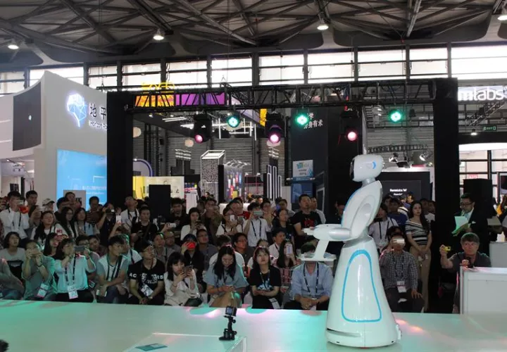 Presentación de varios robots en la feria CES de Shanghái, uno de los eventos tecnológicos más importantes de Asia. EFE