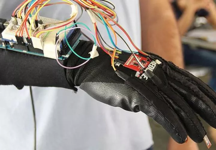 El guante puede interpretar expresiones sencillas como &quot;hola&quot;, &quot;adiós&quot;, &quot;con gusto&quot;, &quot;permiso&quot;, &quot;lo siento&quot;, &quot;tú&quot; o &quot;yo&quot;.  Foto: Agencia de noticias de la Universidad Nacional